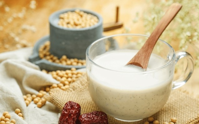 Uống sữa đậu nành cùng lúc với ăn trứng có sao không? 