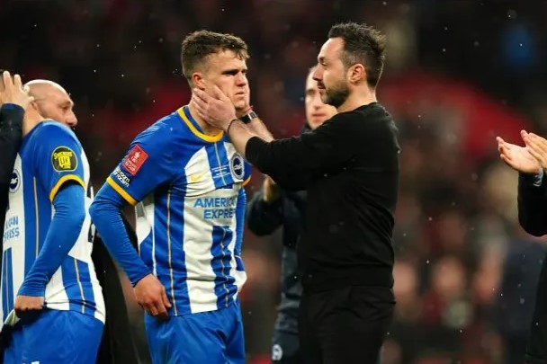 Đá hỏng 11m trước MU, sao Brighton khóc đỏ hết mắt