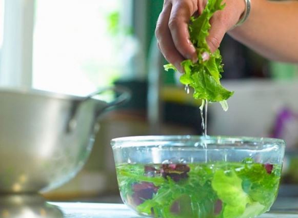 Những cách rửa rau khiến bệnh vào người cực nhanh nhưng nhiều người vẫn mắc phải