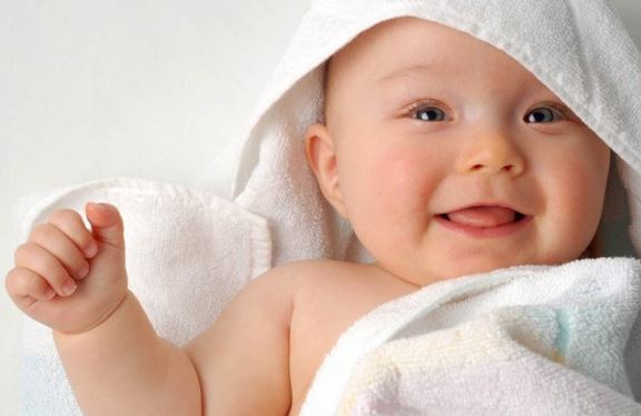 Những điều cần lưu ý khi chăm sóc trẻ sơ sinh trong mùa hè nóng bức