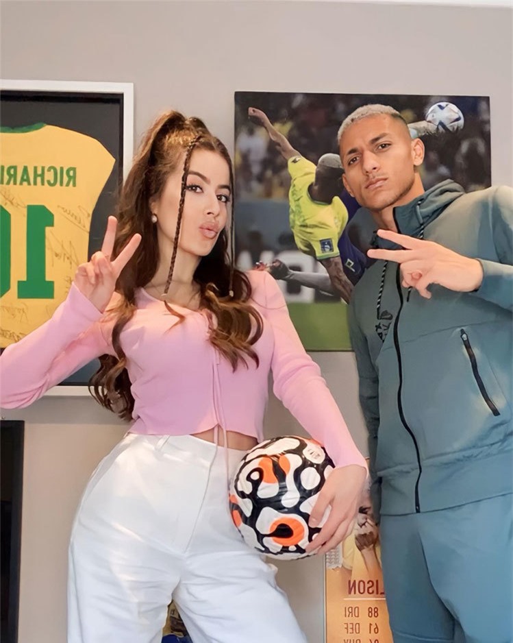 Bất ngờ với nhan sắc cô giáo của Arthur Melo, Julian Alvarez hay Richarlison 1