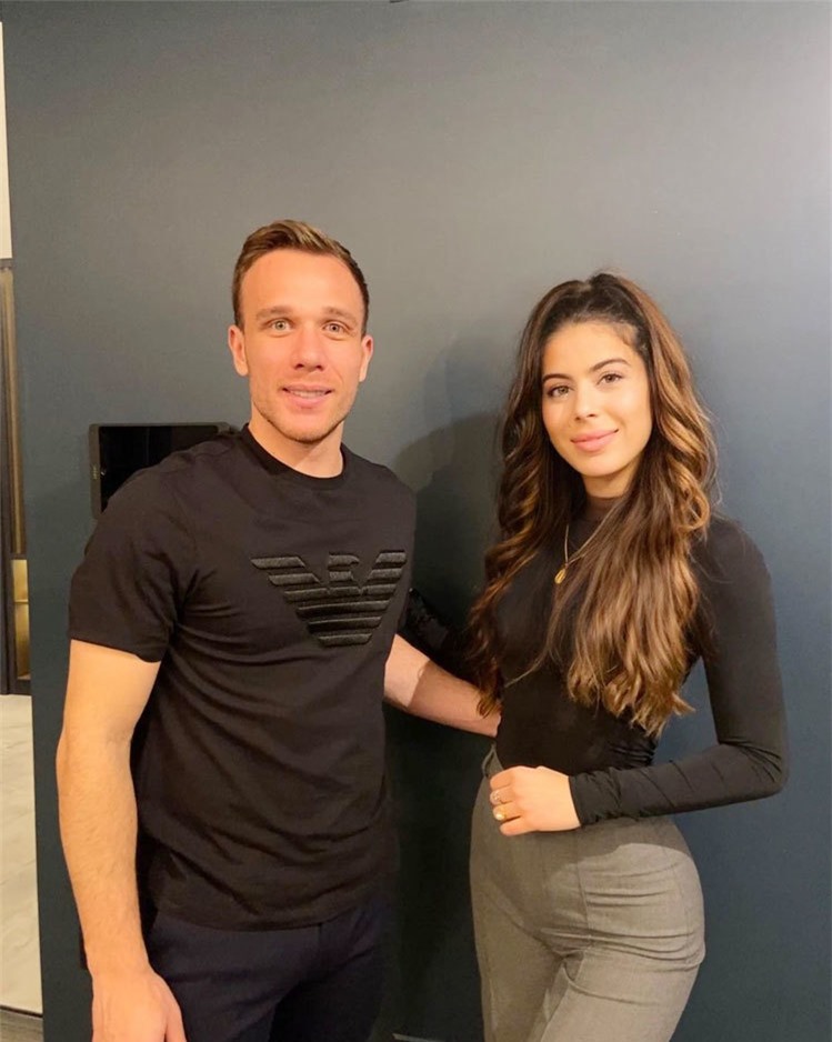 Bất ngờ với nhan sắc cô giáo của Arthur Melo, Julian Alvarez hay Richarlison 2