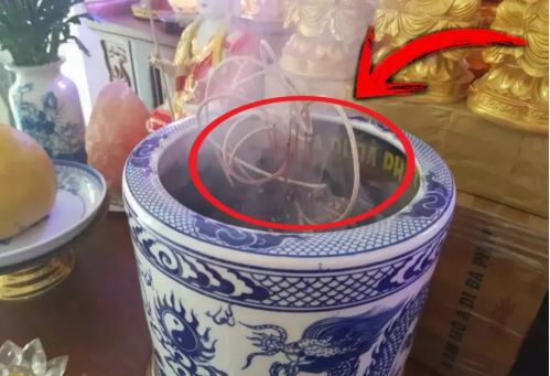 Tổ tiên nhắc nhở: Bát hương có 5 dấu hiệu lạ này ngày lụi bại không còn xa, thay ngay còn kịp
