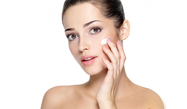 Thoa kem dưỡng ẩm thế nào mới đúng?