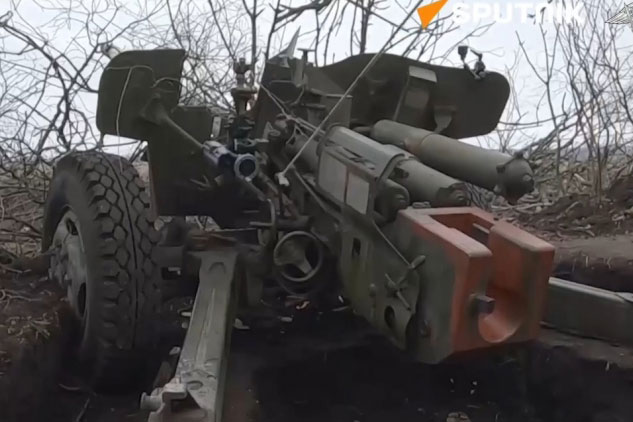 Pháo chống tăng MT-12 của Nga nhả đạn vào mục tiêu ở Ukraine