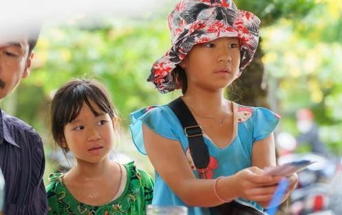 Vào vai bán vé số, nhóc tỳ nhà Lý Hải khiến ba mẹ không nhận ra