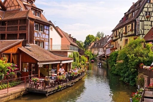 Vẻ đẹp tựa cổ tích của những ngôi làng bình yên nhất nước Pháp