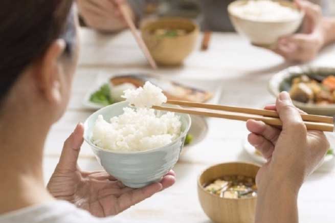 6 mẹo ăn cơm không lo tăng cân
