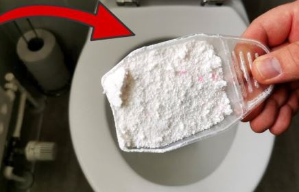 Đổ bột giặt vào bồn cầu cứ tưởng lãng phí, biết tác dụng ai cũng tiếc vì không biết sớm