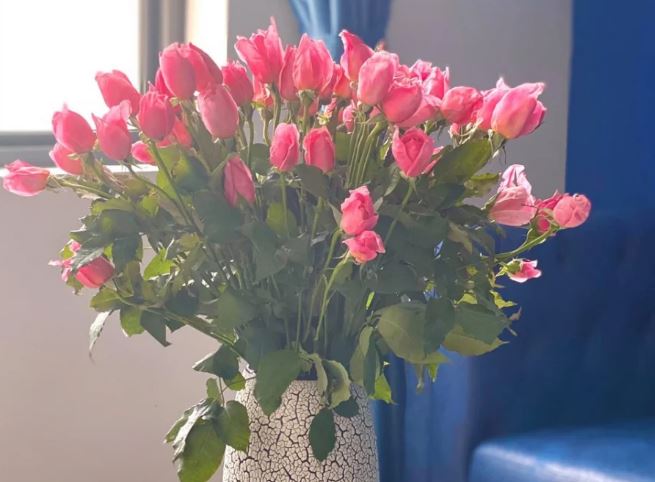 Đổ nước lã cắm hoa chưa đủ: Muốn hoa tươi rói, để chục ngày vẫn thơm, cứ cho thêm 1 thứ vào bình