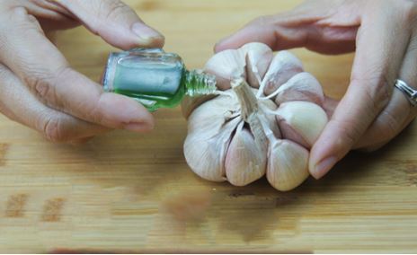 Đổ dầu gió lên tỏi: Mẹo nhỏ giải quyết nhiều vấn đề cả đàn ông và phụ nữ đều gặp phải