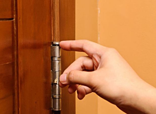 Bôi chút dầu ăn lên cửa, tưởng vứt đi nhưng có tác dụng lớn, nhà nào cũng cần