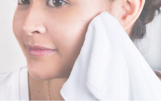 Dùng khăn bông lau mặt tiềm ẩn nhiều mối nguy hại cho làn da