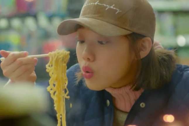 Điều gì xảy ra với cơ thể khi ăn mì ăn liền?