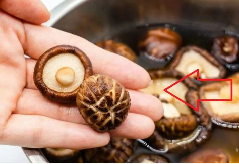 Ngâm nấm hương khô với nước lã là sai: Bỏ thêm một thứ này chỉ 5 phút là nấm mềm, sạch bong