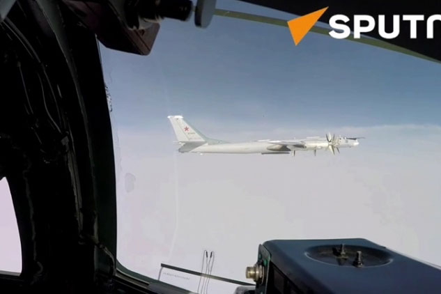 Oanh tạc cơ chiến lược Tu-95MS của Nga tuần tra và lấy nhiên liệu trên không