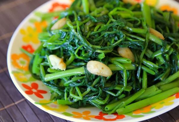 Rau muống xào tỏi đừng vội cho ngay vào chảo: Ngâm rau muống trong loại nước này mới giòn ngon, xanh mướt