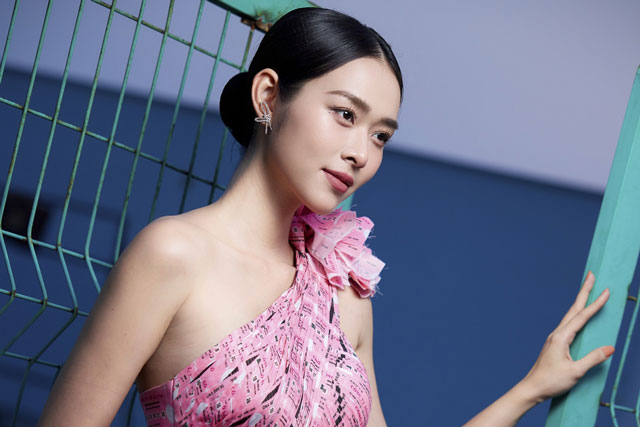 Diệp Bảo Ngọc diện váy làm từ 2000 tấm vé số