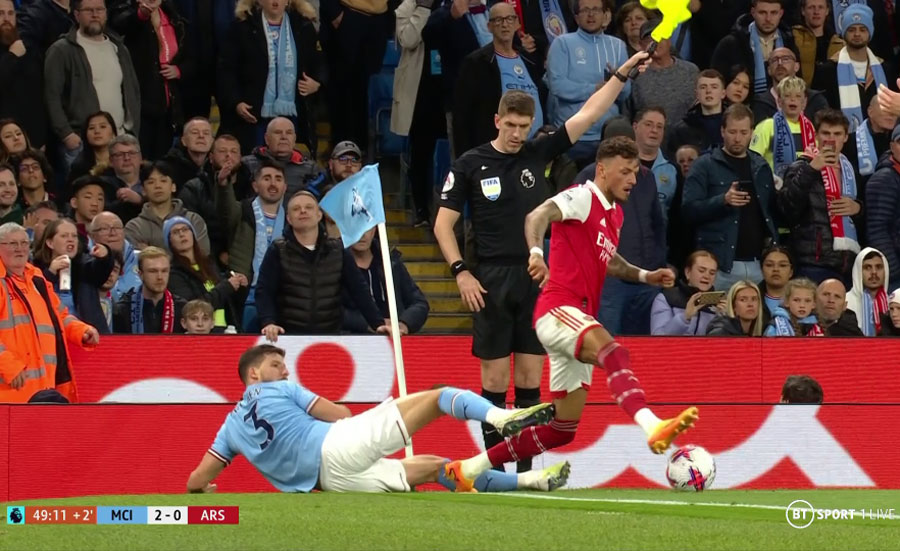 CĐV Arsenal trút giận lên trọng tài