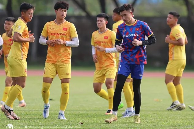 U22 Việt Nam tập buổi đầu tại Campuchia dưới cái nắng gần 40 độ
