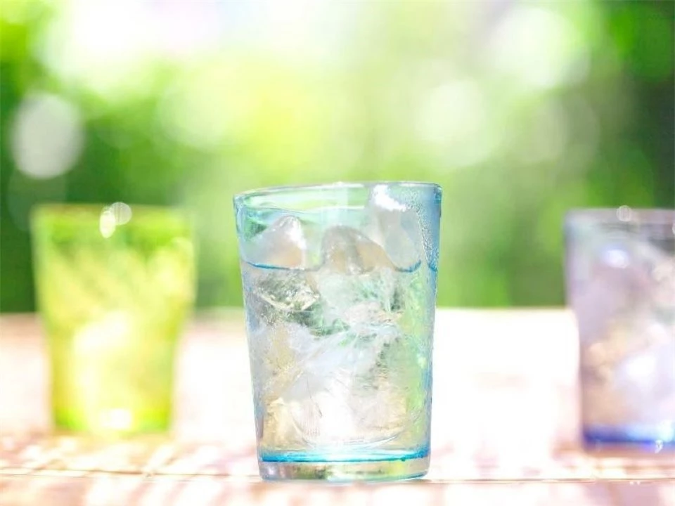 9 tác hại khó lường của việc uống nhiều nước lạnh ngày nắng nóng