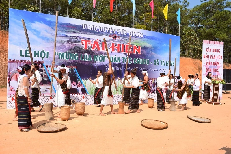 Lễ hội “Mừng lúa mới” của đồng bào Chu Ru, xã Tà Hine, huyện Đức Trọng.