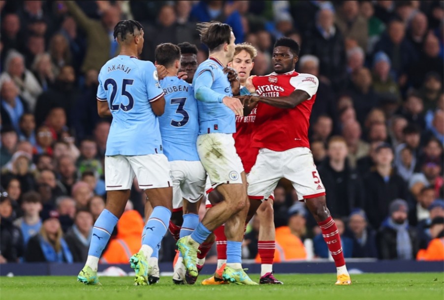 Thomas Partey quyết ăn thua đủ với Jack Grealish 1