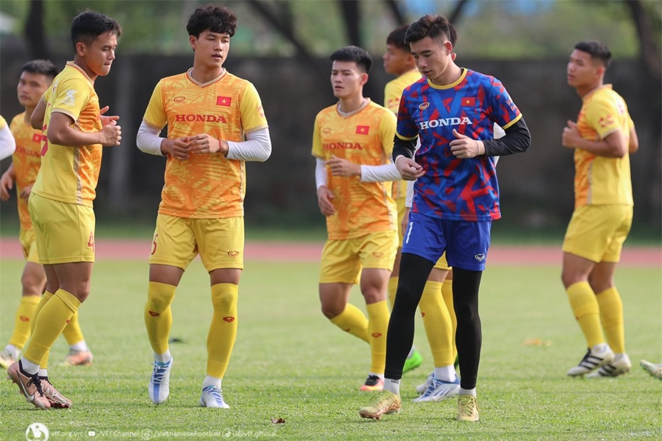 U22 Việt Nam tập buổi đầu tại Campuchia dưới cái nắng gần 40 độ 1 U22 Việt Nam tập buổi đầu tại Campuchia dưới cái nắng gần 40 độ 1