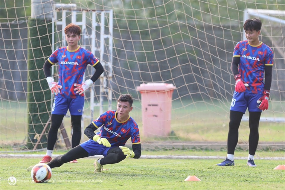 U22 Việt Nam tập buổi đầu tại Campuchia dưới cái nắng gần 40 độ 3 U22 Việt Nam tập buổi đầu tại Campuchia dưới cái nắng gần 40 độ 3