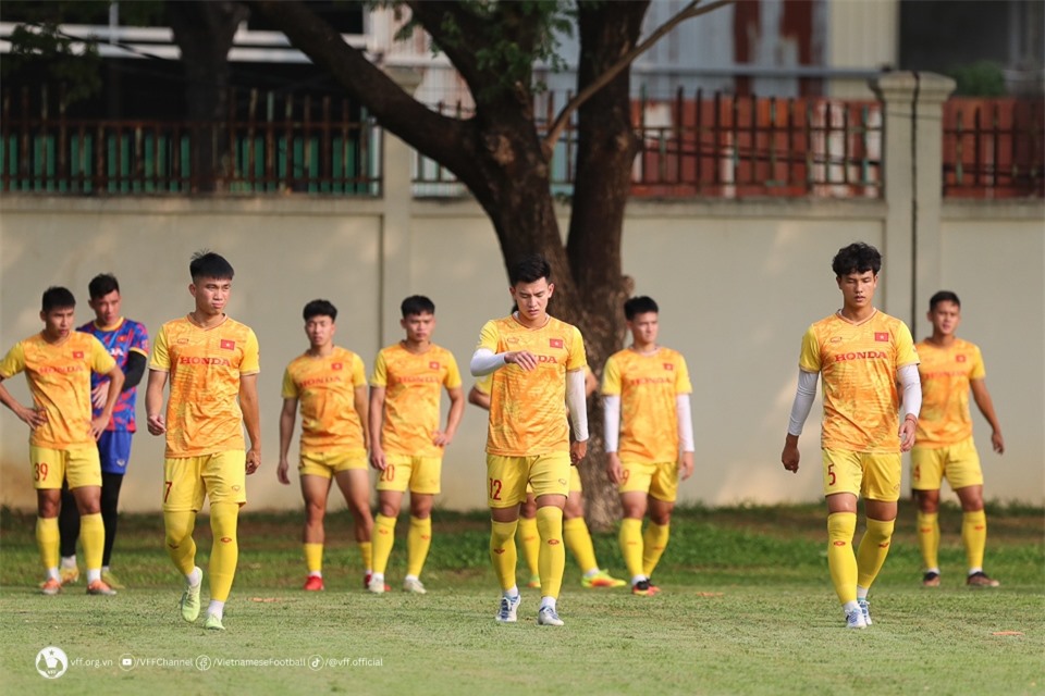 U22 Việt Nam tập buổi đầu tại Campuchia dưới cái nắng gần 40 độ 4 U22 Việt Nam tập buổi đầu tại Campuchia dưới cái nắng gần 40 độ 4