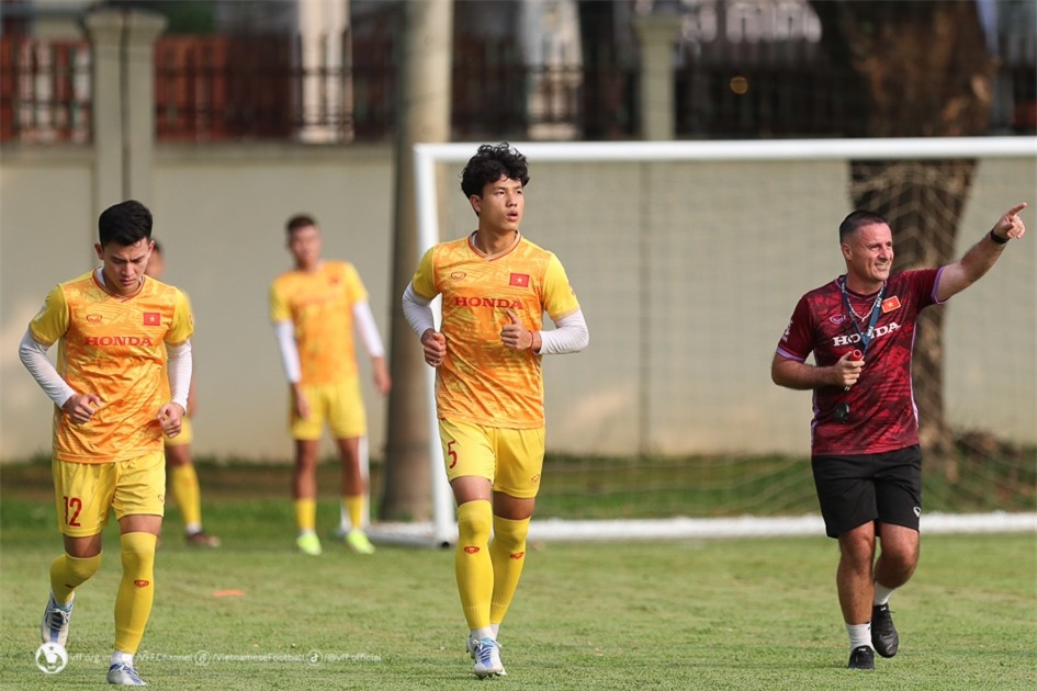 U22 Việt Nam tập buổi đầu tại Campuchia dưới cái nắng gần 40 độ 7 U22 Việt Nam tập buổi đầu tại Campuchia dưới cái nắng gần 40 độ 7
