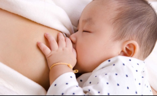 Những lợi ích từ việc nuôi con bằng sữa mẹ