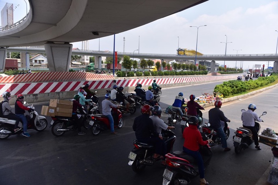 Người dân TP Hồ Chí Minh vật vã trong nắng nóng gần 40 độ C