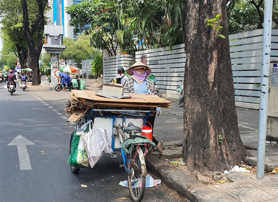Người dân TP Hồ Chí Minh vật vã trong nắng nóng gần 40 độ C