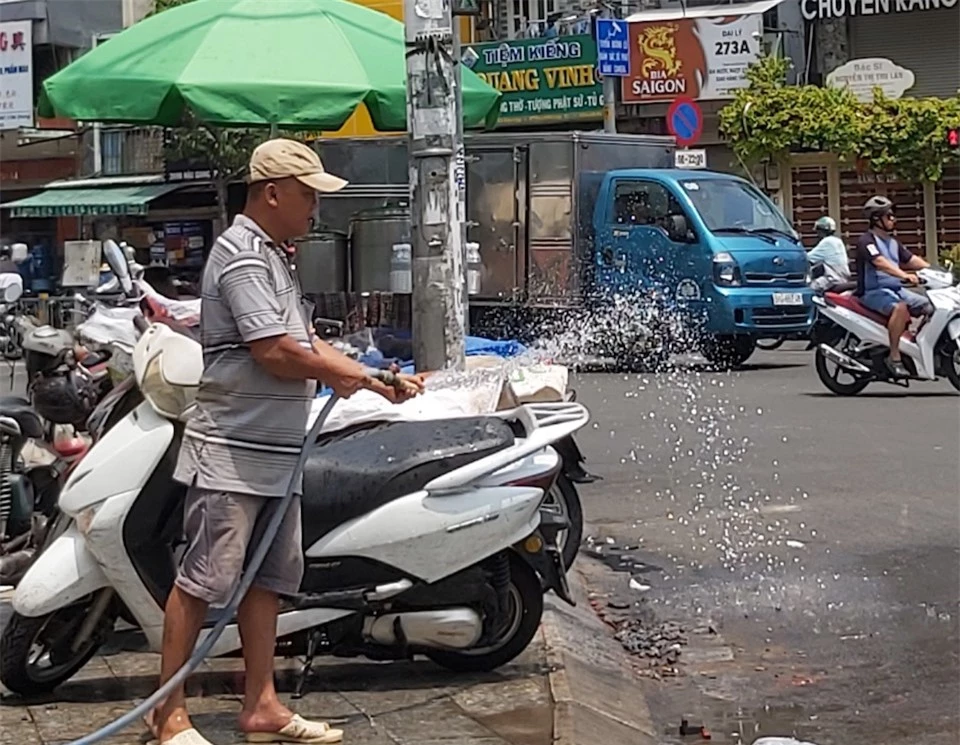 Người dân TP Hồ Chí Minh vật vã trong nắng nóng gần 40 độ C