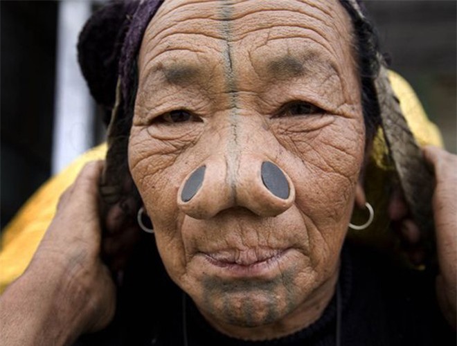[ẢNH] Giật mình trước những phong tục kỳ lạ của các bộ tộc trên thế giới (phần 2) ảnh 14