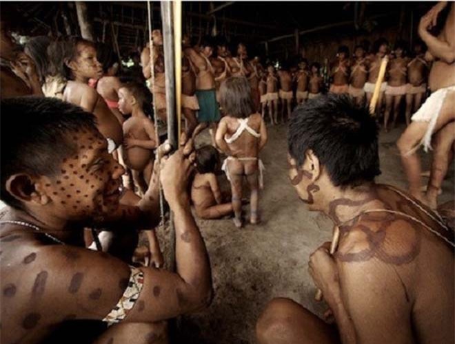 [ẢNH] Giật mình trước những phong tục kỳ lạ của các bộ tộc trên thế giới (phần 2) ảnh 8