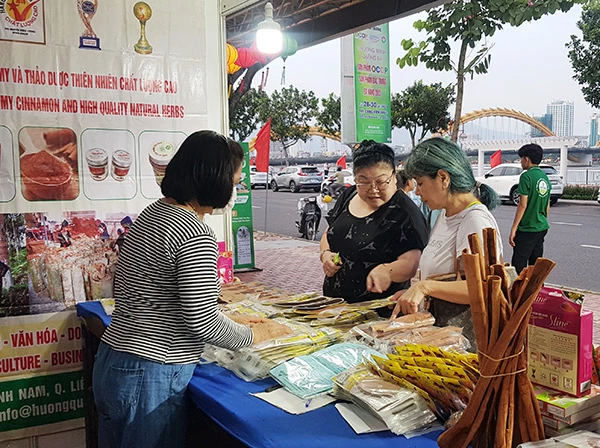 Du khách Đài Loan chọn mua các sản phẩm thảo dược được gới thiệu tại Chương trình “Quảng bá sản phẩm OCOP, sản phẩm đặc trưng - Đà Nẵng 2023” 
