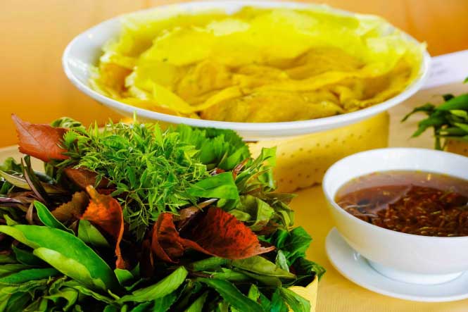 Đến An Giang, thử món bánh xèo ăn cùng 30 loại rau rừng núi Cấm