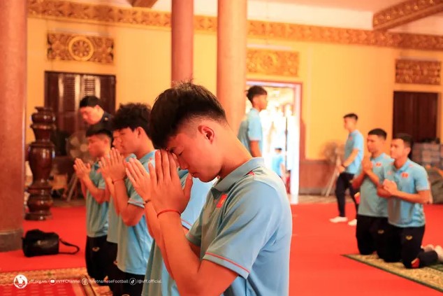 U22 Việt Nam đi chùa trước khi bước vào SEA Games 32