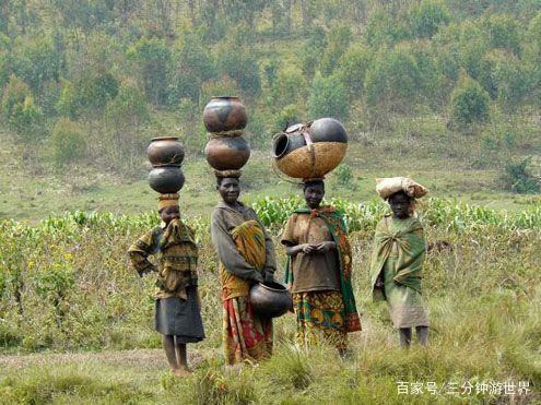 Phụ nữ châu Phi và tuyệt kỹ ‘đội cả thế giới lên đầu’