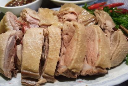 Luộc vịt chỉ dùng nước lạnh và gừng chưa đủ: Thả thêm thứ này thịt hết sạch mùi hôi, đậm vị ngọt