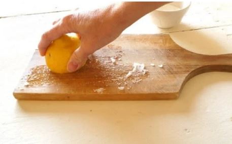 Thớt gỗ lâu ngày mốc meo, rửa bằng xà phòng chỉ có vứt: Đổ thứ này vào 5 phút thớt sạch bong như mới
