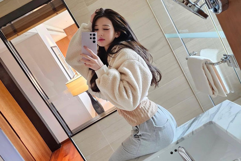 Nữ thần tượng 19 tuổi ‘xinh như búp bê’