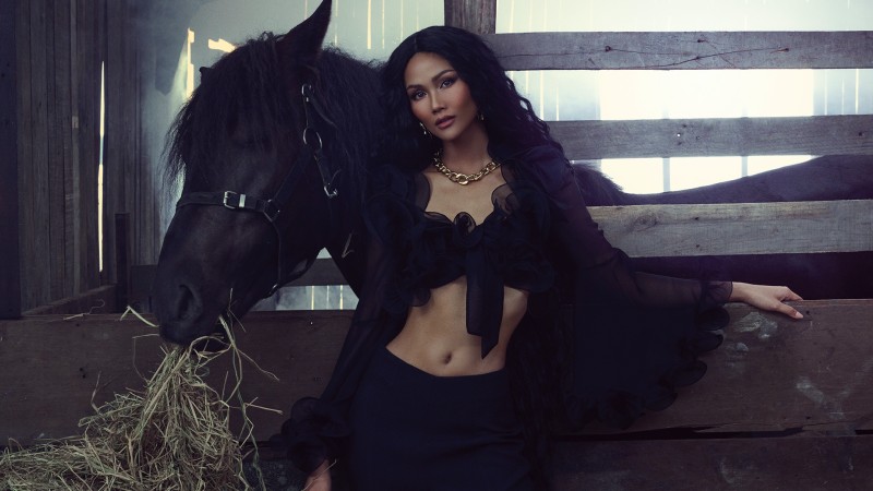 Trang phục cắt xẻ giúp H’Hen Niê khoe khéo thân hình gợi cảm, vòng eo nhỏ nhắn