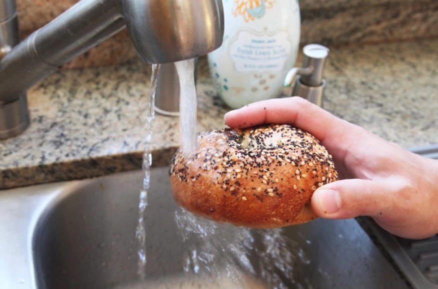 Dám cá bạn chưa biết những cách giúp "hồi sinh" bánh mì kì lạ này