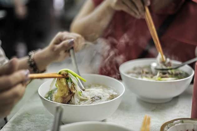 4 kiểu ăn uống “phá hủy” dạ dày từng ngày, nhiều người trẻ lại thích làm