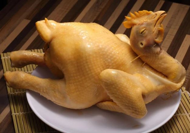 Vớt gà xong đừng bỏ ra đĩa ngay, làm thêm 1 bước gà giòn sần sật, thịt săn ngọt, tha hồ chặt không nát