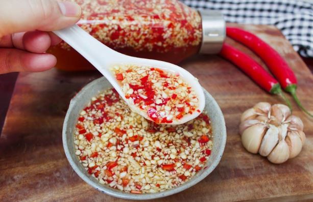 Cách pha nước chấm sánh ngon, tỏi ớt nổi lên, chấm gì cũng hợp