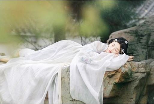 Ngủ nghiêng bên trái thương tâm, ngủ nghiêng bên phải đau gan, ngủ hướng nào mới tốt?